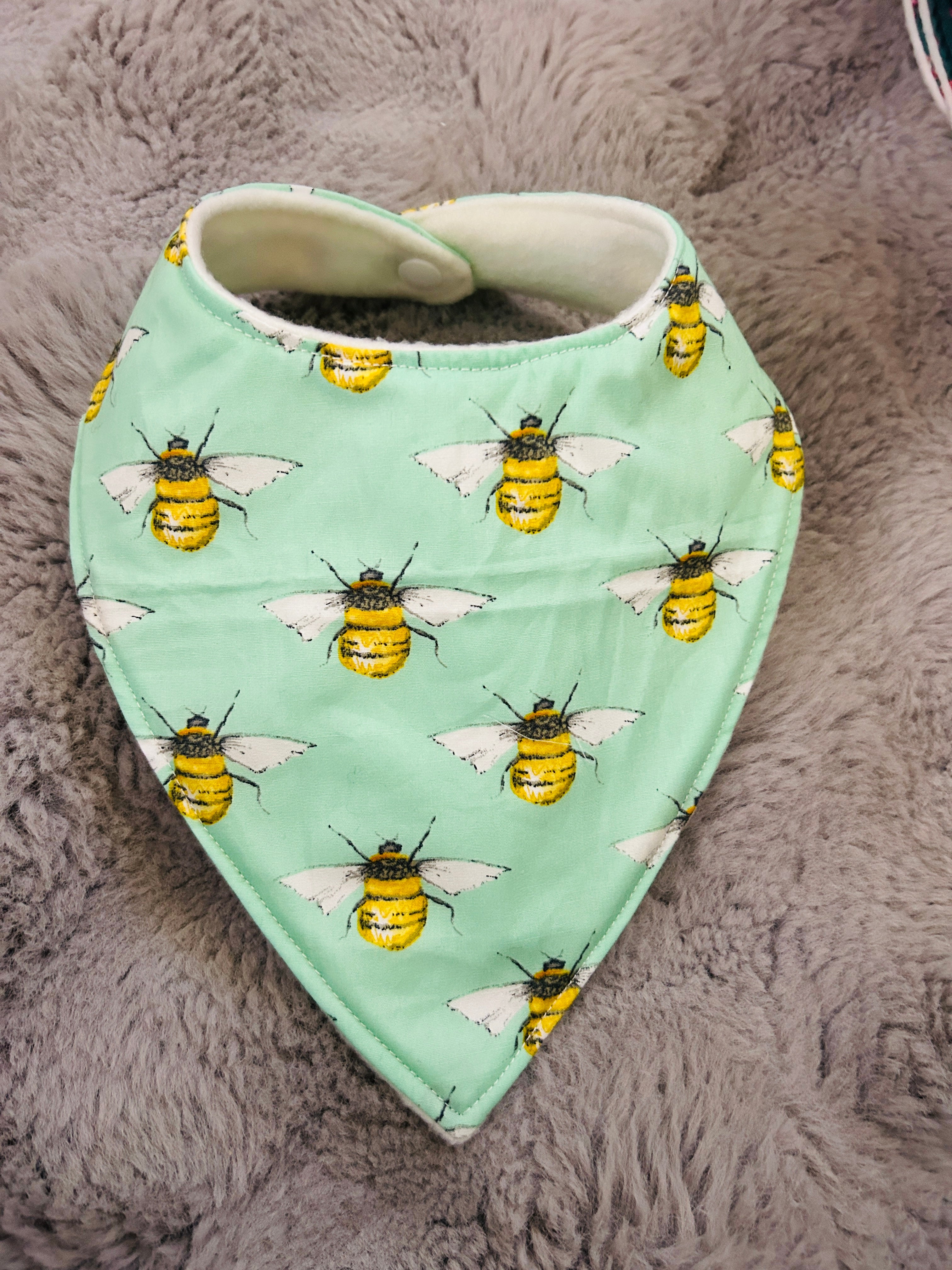 Mint bees dribble bib