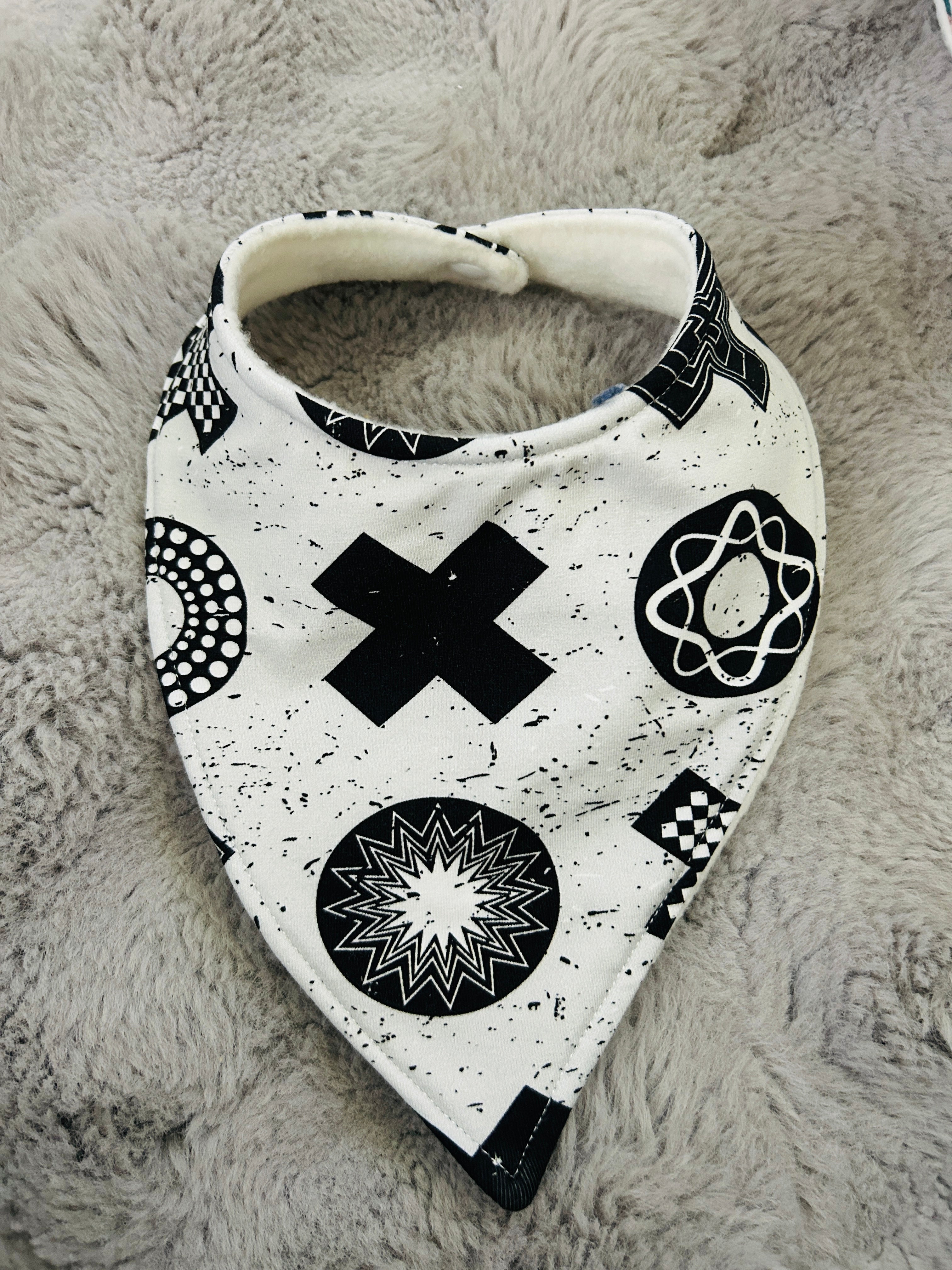 Noughts & crosses  dribble bib