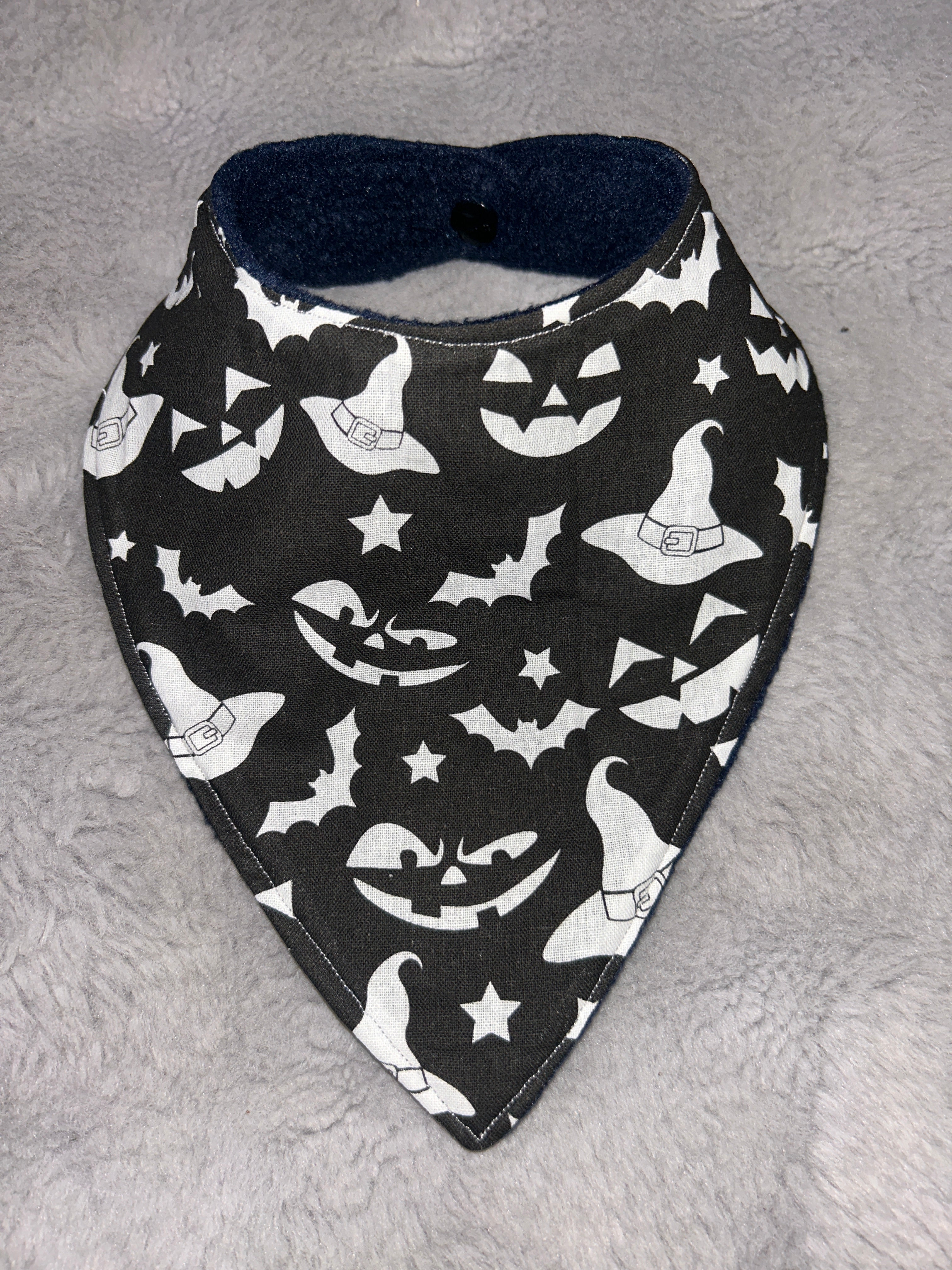 Halloween hats & bats dribble bib